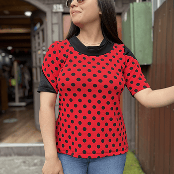 Polera Sofia lunares rojo y negro manga corta