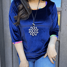 Polera Maria velvet azul marino con pretina y mangas 3/4