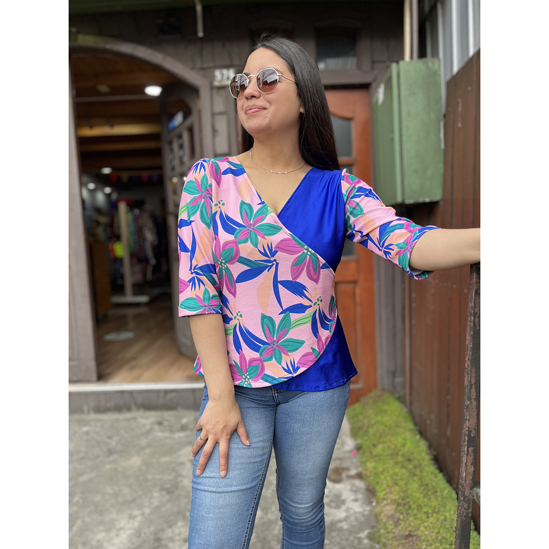 Polera Gloria azul velvet lila floral manga 3/4