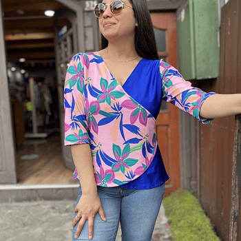 Polera Gloria azul velvet lila floral manga 3/4