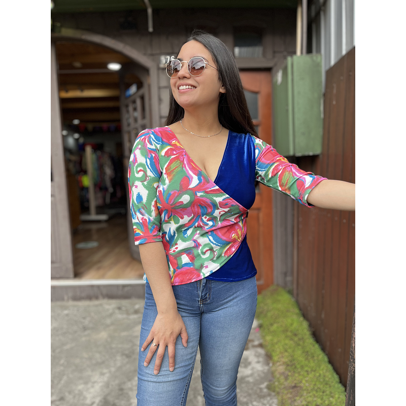 Polera Gloria azul rey velvet floral manga 3/4