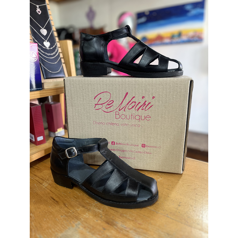 Sandalia Moiri cuero negro correas 