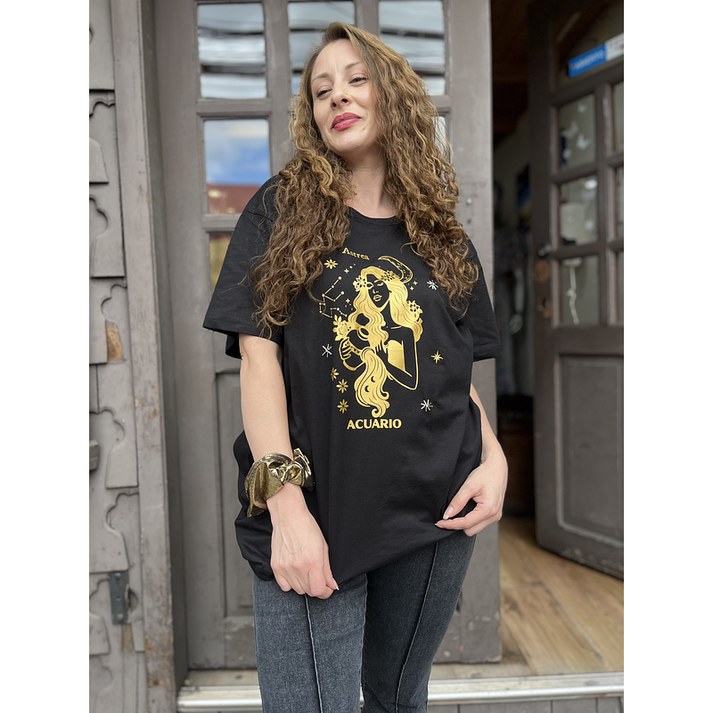 Polera Astrea zodiaco Acuario manga corta 
