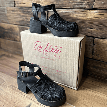 Sandalia cuero negro con texturas y tacon