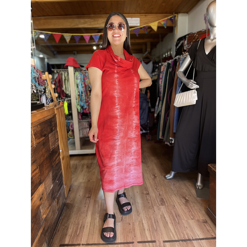Vestido Kisu Aylin midi rojo teñido a mano manga corta