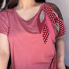 Polera Ultravioleta V hojas laterales rosa velvet puntitos algodon manga corta