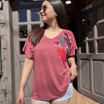 Polera Ultravioleta V hojas laterales rosa velvet algodon manga corta