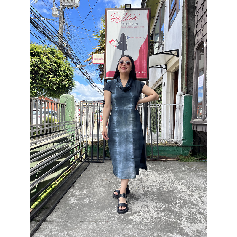 Vestido kisu Aylin negro teñido a mano abertura lateral