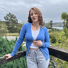 Cardigan spandex celeste cielo con botones dorados