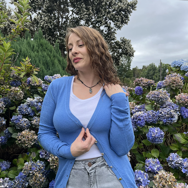 Cardigan spandex celeste cielo con botones dorados