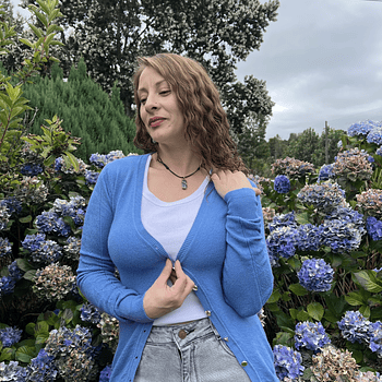 Cardigan spandex celeste cielo con botones dorados