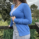Cardigan spandex celeste cielo con botones dorados