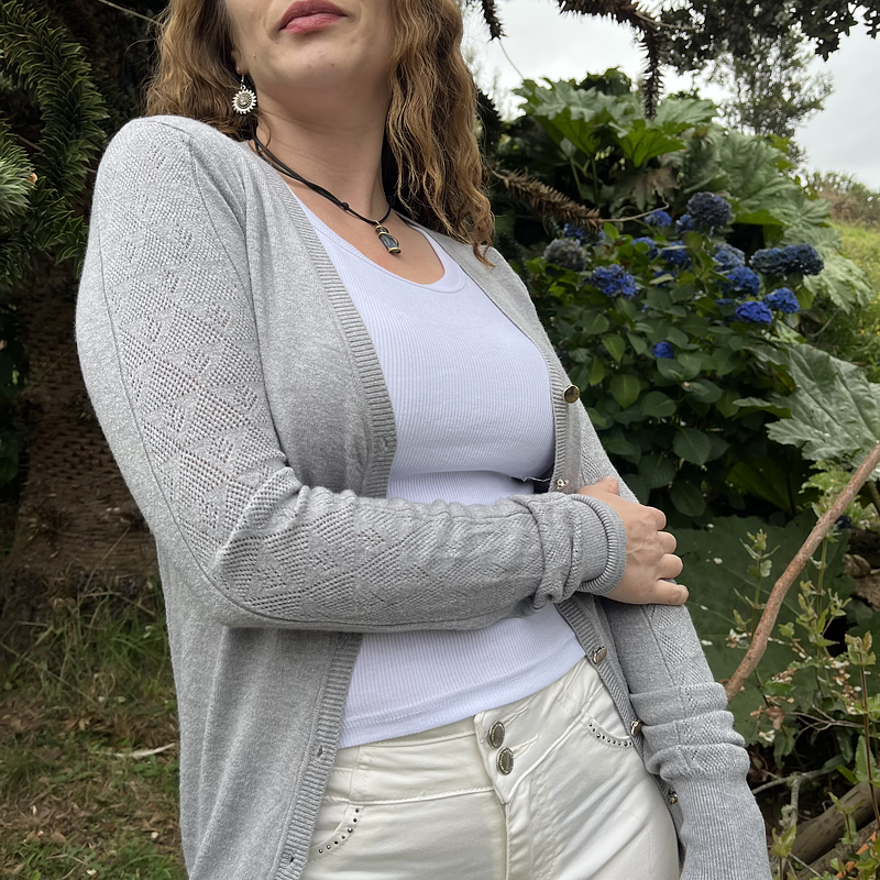 Cardigan spandex gris con botones dorados