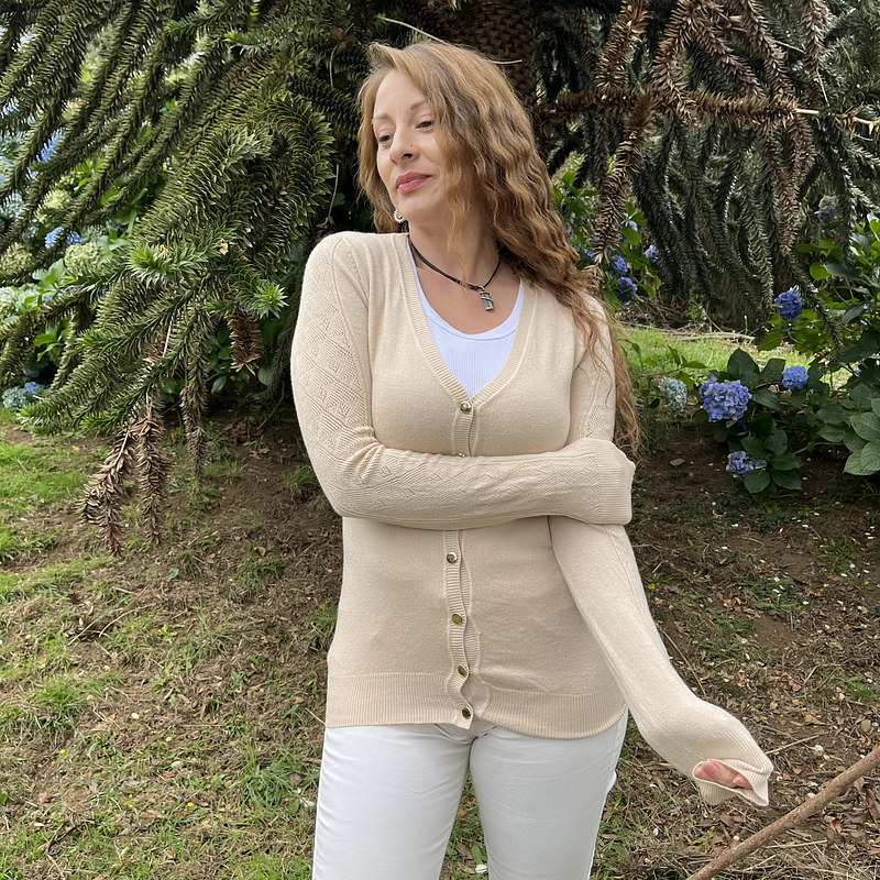 Cardigan spandex beige con botones dorados