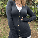 Cardigan spandex negro con botones dorados