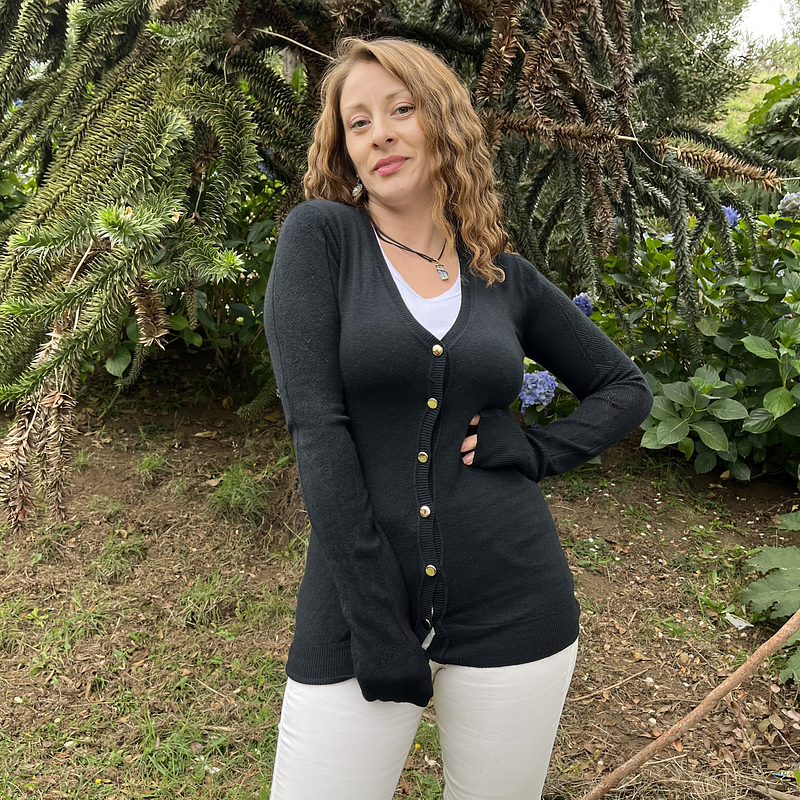 Cardigan spandex negro con botones dorados