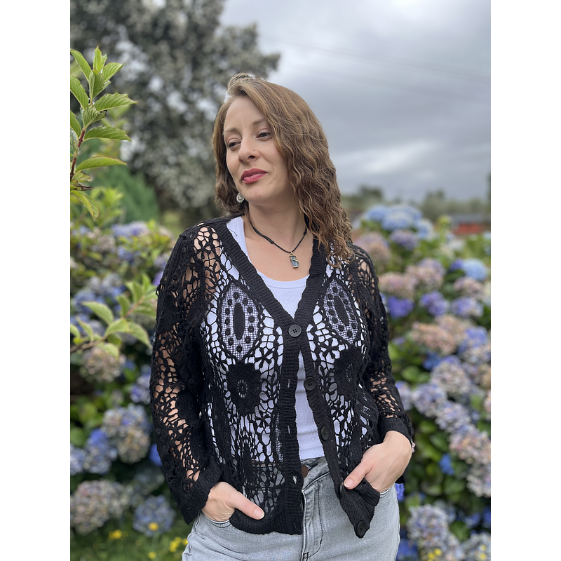 Cardigan macramé negro con botones