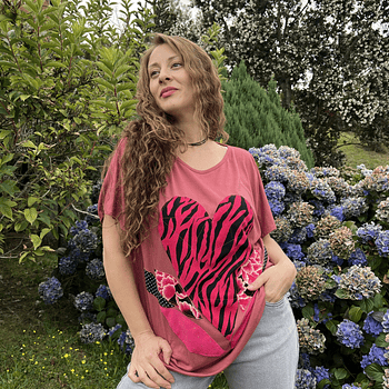 Polera Ultravioleta corazon Burdeo fucsia cebra hojas algodon manga corta