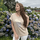 Polera lino y algodon beige estampado hoja brillo y lentejuelas