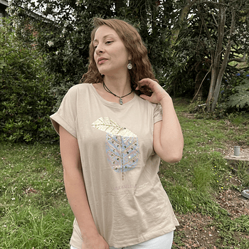 Polera lino y algodon beige estampado hoja brillo y lentejuelas