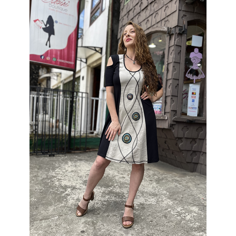 Vestido kisu central hombros descubiertos beige negro