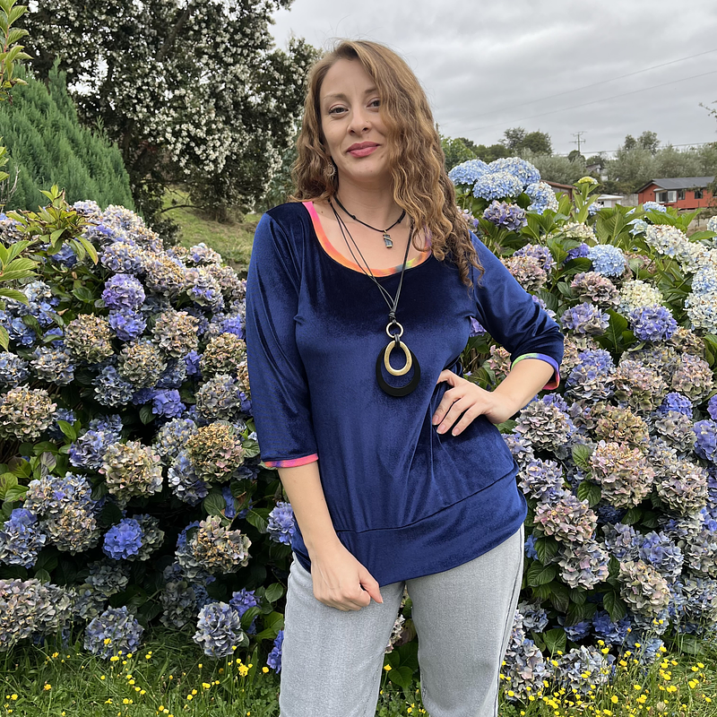 Polera Maria velvet azul marino con pretina y mangas 3/4
