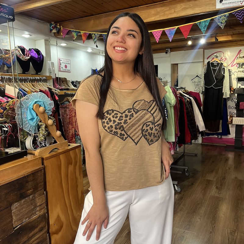 Polera corazones print camel manga corta