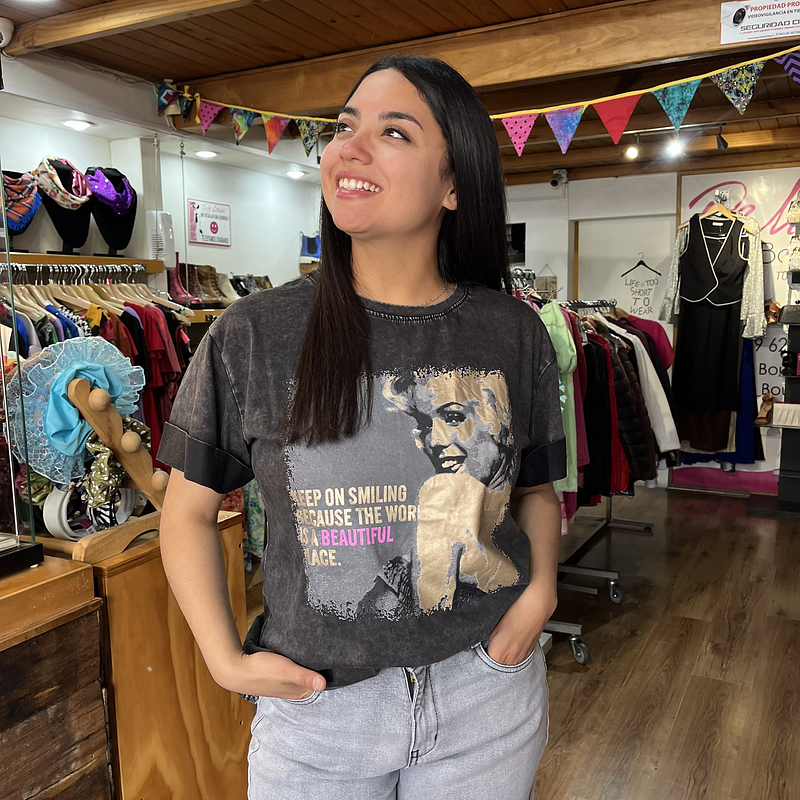 Polera Marilyn Monroe negro deslavada manga corta