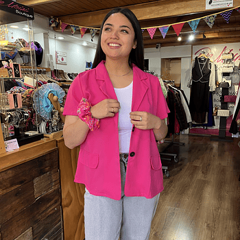 Blazer tapado fucsia manga corta