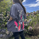 Chaqueton Ultravioleta Paty gris hojas multicolor con cierre