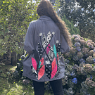 Chaqueton Ultravioleta Paty gris hojas multicolor con cierre