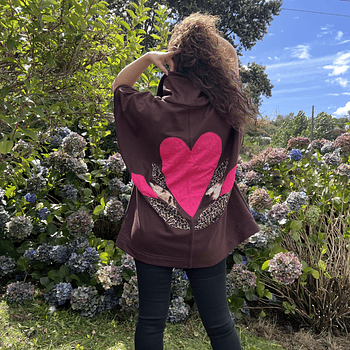 Chaqueton Ultravioleta Paty cafe corazon fucsia con cierre