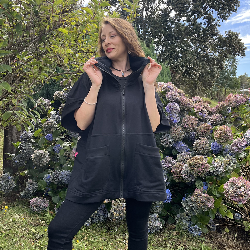 Chaqueton Ultravioleta Paty negro hojas multicolor con cierre