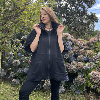 Chaqueton Ultravioleta Paty negro hojas multicolor con cierre