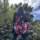 Chaqueton Ultravioleta Paty negro hojas multicolor con cierre