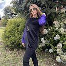 Polera larga velvet negro mangas morado encaje