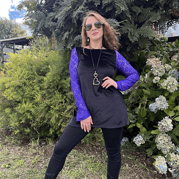 Polera larga velvet negro mangas morado encaje