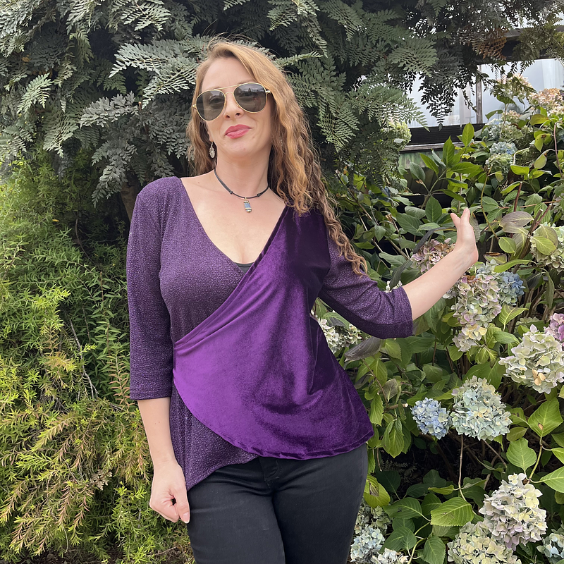 Polera Gloria velvet morado destellos