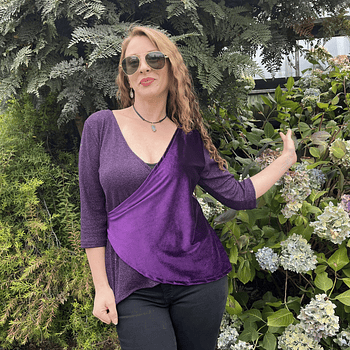 Polera Gloria velvet morado destellos