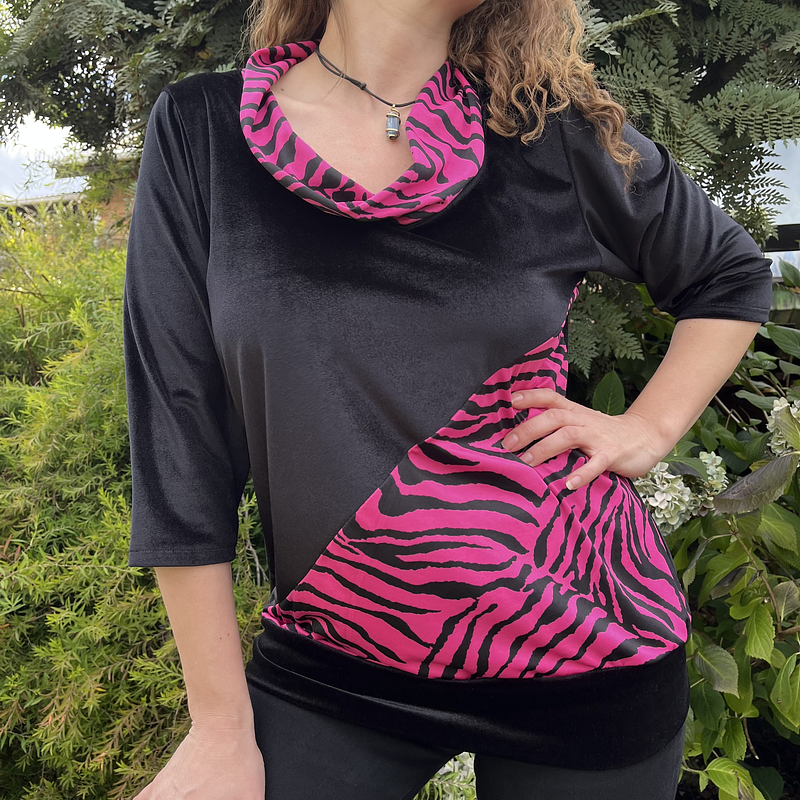 Polera Marina velvet negro cebra fucsia