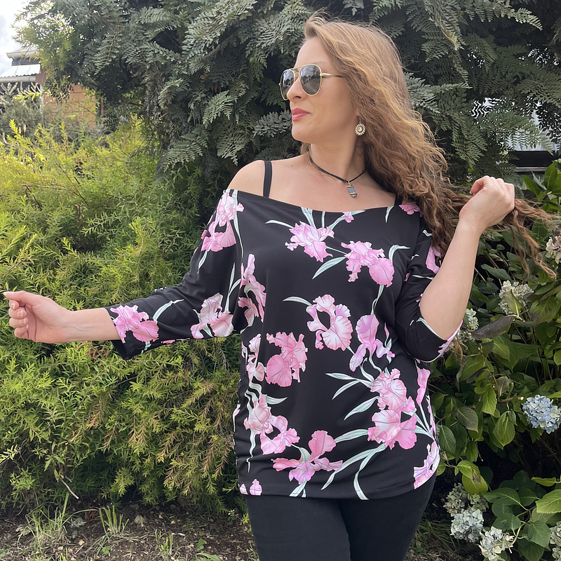 Polera Marlene lycra negro floral rosado