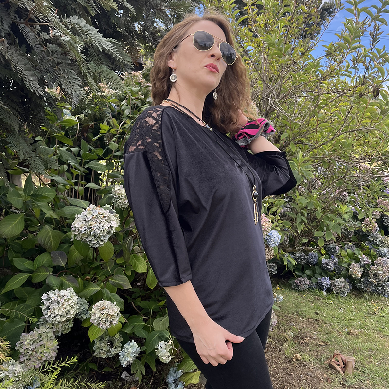Polera Marlene velvet negro encaje