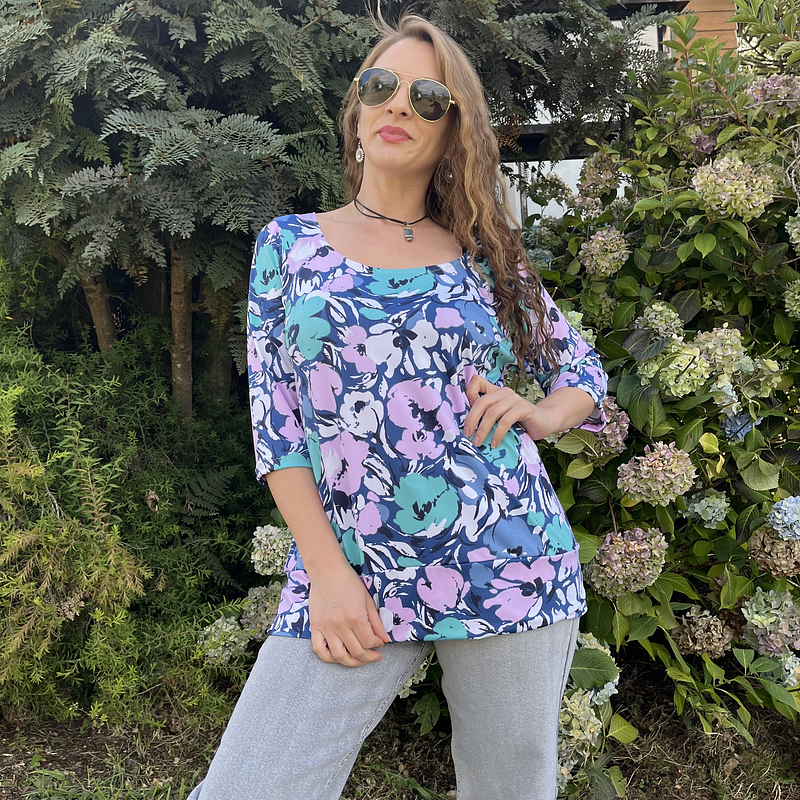 Polera Maria lycra azul floral lila