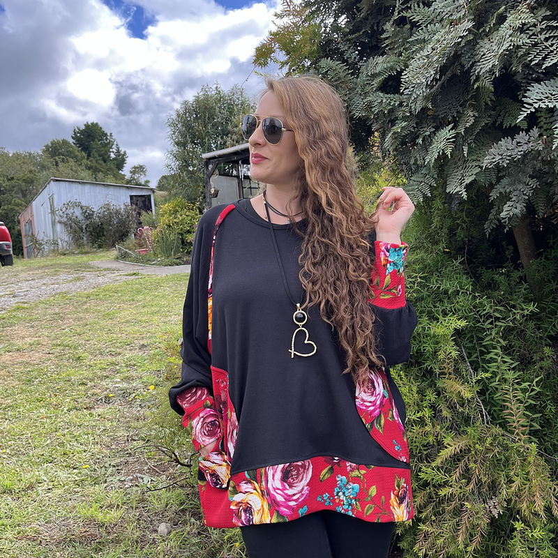 Poleron Ultravioleta Olivia algodon negro rojo floral