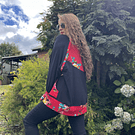 Poleron Ultravioleta Olivia algodon negro rojo floral