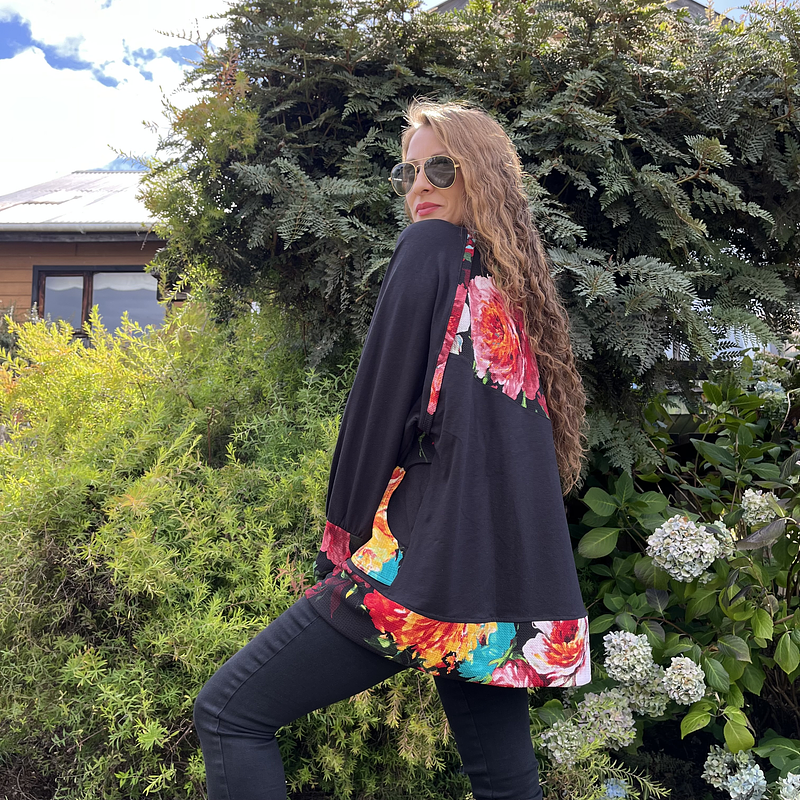 Poleron Ultravioleta Olivia algodon negro floral