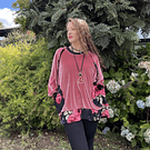 Poleron Ultravioleta Olivia velvet rosado negro floral