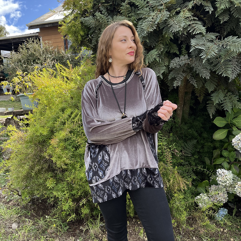 Poleron Ultravioleta Olivia velvet gris negro