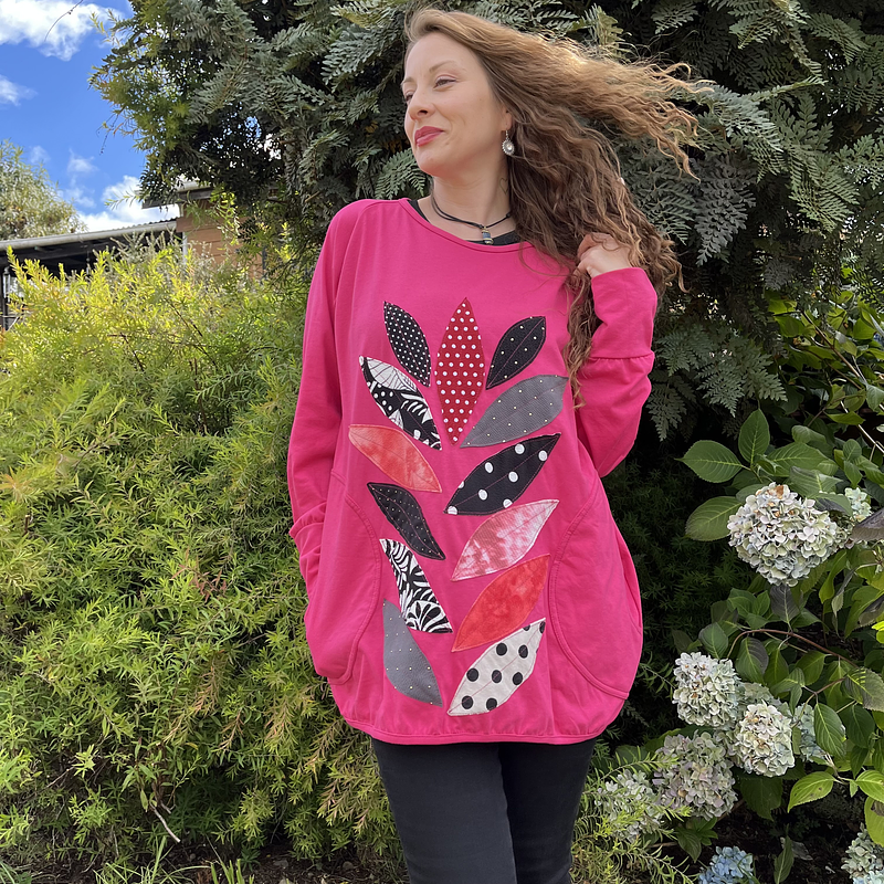 Poleron Ultravioleta Elisa algodon fucsia hojas rojo lunares