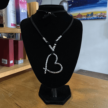 Collar corazon plateado abierto balines cordon de cuero